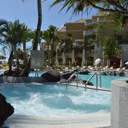 أدريان هوتيلز جاردينز دي نيفاريا أذيخي