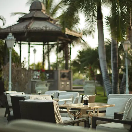 أدريان هوتيلز جاردينز دي نيفاريا